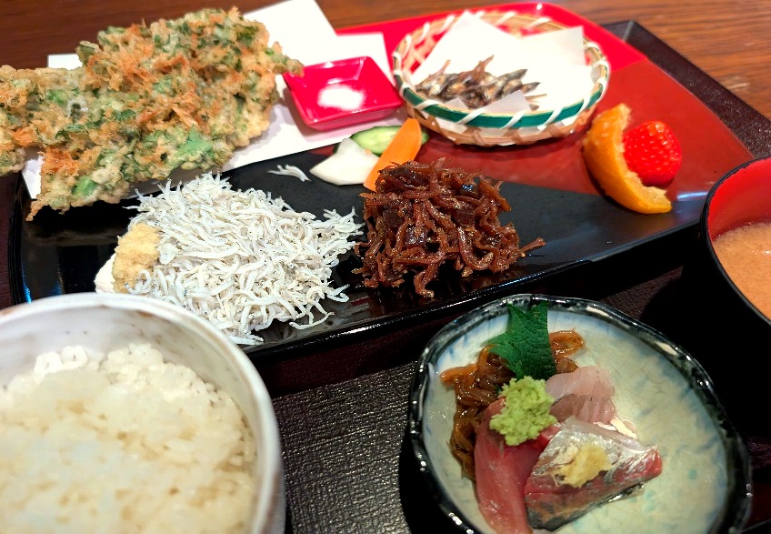 しらすや 腰越漁港前店
